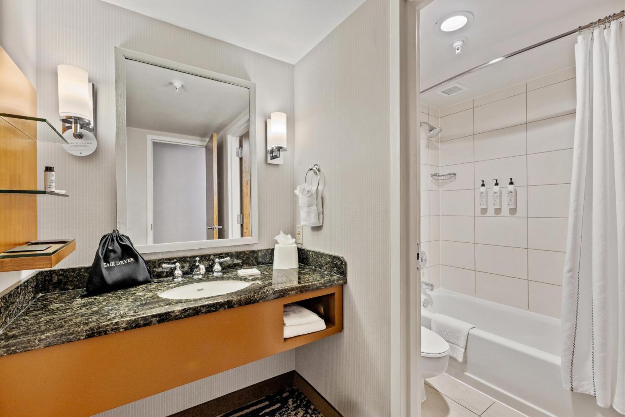 Delta Hotels By Marriott Mount Pleasant Расин Экстерьер фото